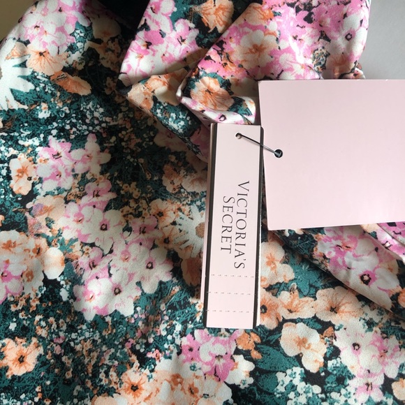 🛑⚠️ SOLD 6.1.22 ⚠️🛑
VS comfy sole black satin bow with flowered carry bag NWT - Picture 3 of 8